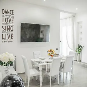  Apartment New Moon Luxury Italien